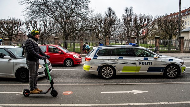 Det skal være op til kommunerne at beslutte, om udlejede el-løbehjul er ønsket i den enkelte kommune eller ej, mener transportminister Benny Engelbrecht (S).