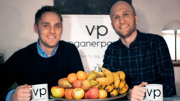 Henrik Vindfeldt (tv.) og Michael Monberg (forperson, th.) stiftede Veganerpartiet i 2018.