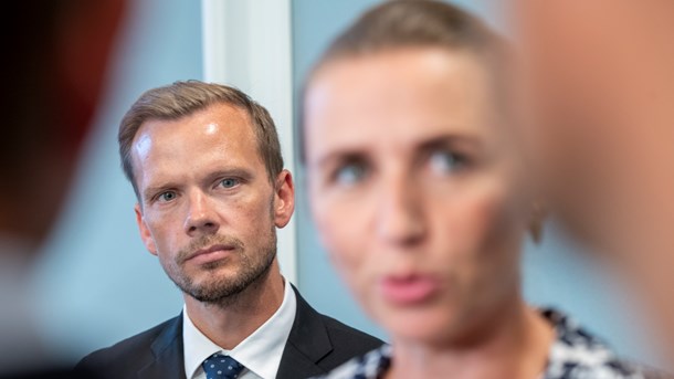 Hvordan passer fortællingen om de rigtige og arbejderklasseorienterede socialdemokrater ind i overskrifter om, at Hummelgaard og regeringen afviser/ikke-kan-men-åh-så-gerne-ville gøre noget ved dagpengene? Ikke ret godt.