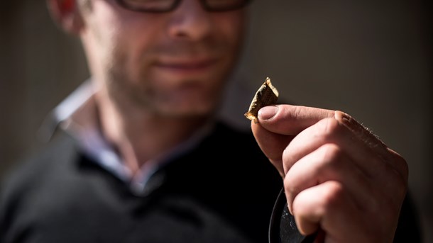 Snus har vundet indpas hos både unge og voksne − og på Christiansborg. I baggrunden ses Liberal Alliances Joachim B. Olsen, en flittig snusbruger.