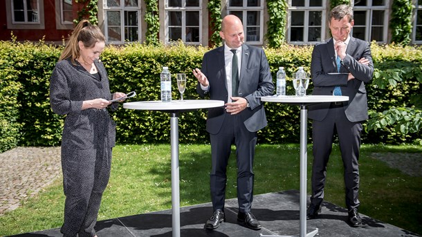 Barbara Bertelsen (til venstre) har tidligere været departementschef i Justitsministeriet. Her siger hun farvel til sin forhenværende chef Søren Pape Poulsen (K) og goddag til sin nye, Nick Hækkerup (S). 