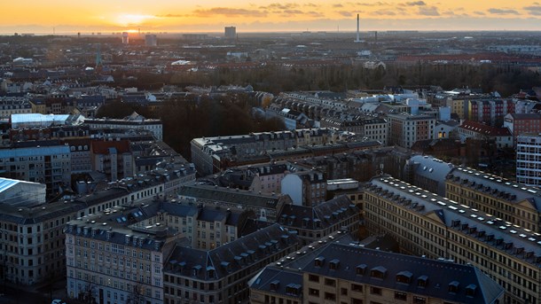 En spredt byudvikling vil give mere biltrafik og dermed et større CO2 udslip og trængsel på vejene end en mere samlet byudvikling, skriver byplankonsulent. (Foto: Simon Skipper/Gonzales Photo/Ritzau Scanpix)