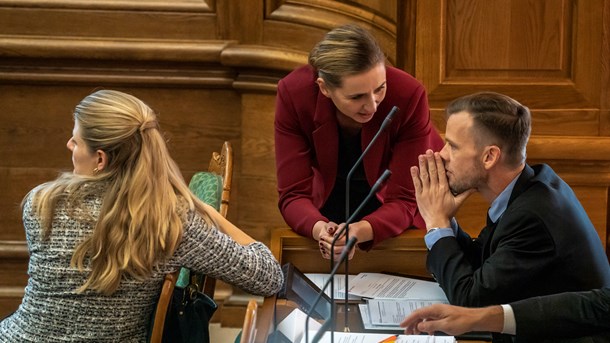 Den danske statsminister, Mette Frederiksen (S), og beskæftigelsesminister Peter Hummelgaard (S) går hver især en hård kamp i møde i EU-systemet i løbet af 2020.