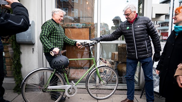 Det bliver den sidste uge som Alternativets partileder for Uffe Elbæk, som lørdag eftermiddag giver stafetten videre til en af de seks kandidater til posten.