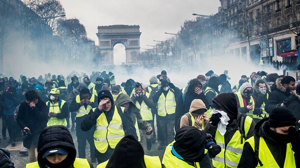 Macrons plan om højere benzin- og energiafgifter resulterede i de største sociale uroligheder i nyere fransk historie. Den udvikling vil nordiske socialdemokrater for alt i verden undgå.