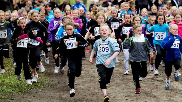 Børns fysiske aktivitet falder, når de går ind i teenageårene. Det vil Novo Nordisk Fonden gøre noget ved. 