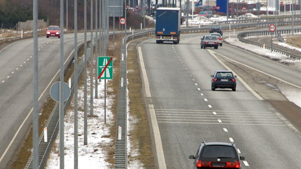 Ifølge regeringens nye udspil skal bilister, der kører mere end 160 kilometer i timen på landeveje eller motortrafikveje, straffes med fængsel. 