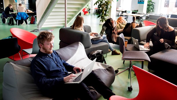 Rektor Stefan Hermann mener, det går for langsomt med at få uddannet nok pædagoger og efterlyser en plan for at få endnu flere studerende på professionshøjskolerne.