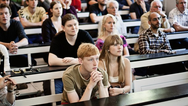 Der uddannes flere ph.d.er, men der er kommet færre faste stillinger på universiteterne.