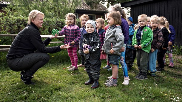 Regeringen lander aftale om første skridt på vejen mod flere voksne i daginstitutionerne