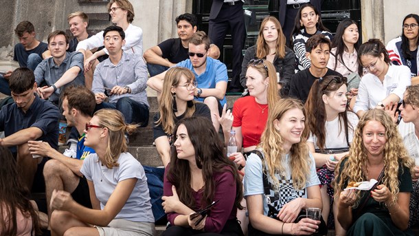 Studerende foran Københavns Universitet på Frue Plads i København.