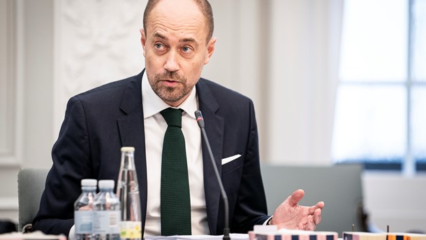 I over et år har to læger forsøgt at råbe Sundhedsministeriet op for at få lov at kontakte patienter med hepatitis C og tilbyde dem behandling. Magnus Heunicke (S) skal onsdag i samråd om sagen.