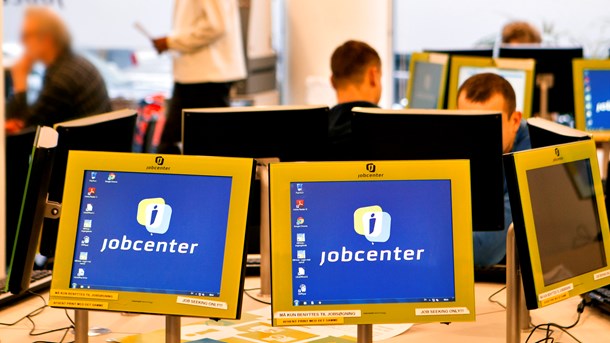 For mange akademiske dimittender ender på jobcenter i for lang tid, mener Lars Qvistgaard fra Akademikerne. 