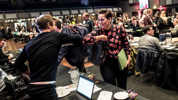 Pia Olsen Dyhr med albue-hilsen under SF-landsmøde.