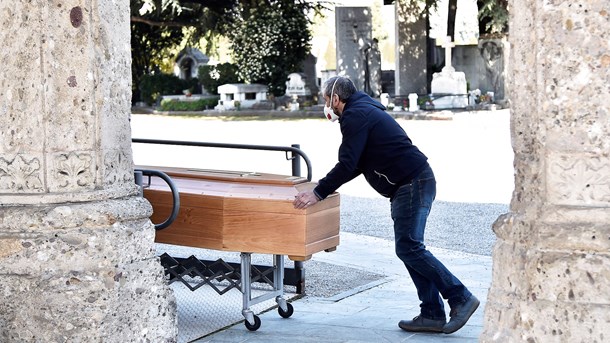 Regeringen og Sundhedsstyrelsen er hyrderne, der skal lede os forbi Bergamo. Vi sætter al vores lid til dem, fordi vi intet andet valg har, skriver Jarl Cordua.