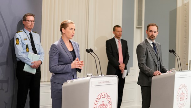 Statsminister Mette Frederiksen (S) på pressemødet mandag. 