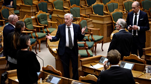 Folketingets formand, Henrik Dam Kristensen (S), i samtale med sundhedsudvalget og sundhedsminister Magnus Heunicke (S) under behandlingen af hastelovgivningen tirsdag. 