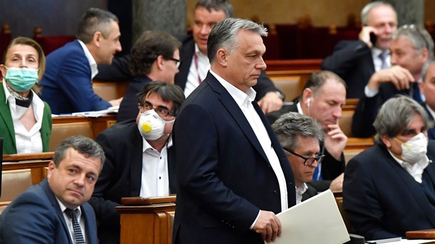 Ifølge Ungarns nye lov, der lanceres som regeringens nødvendige og ansvarlige svar på corona-udfordringen, skal Viktor Orbán kunne styre per dekret. På ubestemt tid. 