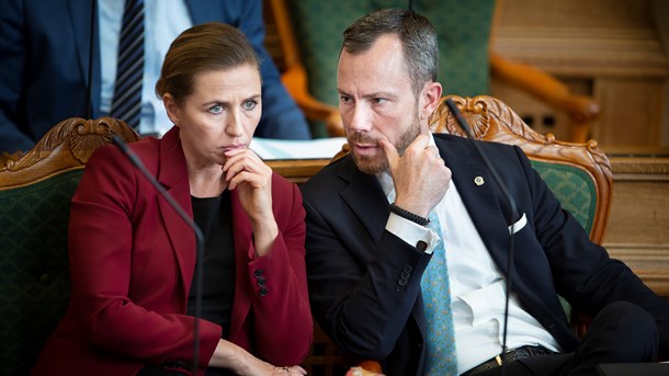 Mette Frederiksen har ikke haft større problemer med Jakob Ellemann-Jensen under coronakrisen, men mandag aften kom han på banen med en bastant kritik.