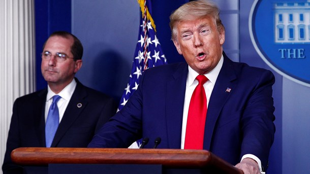 Donald Trump (t.h.) og sundhedsminister Alex Azar ved den daglige corona-briefing fredag.