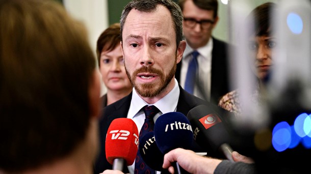 Formand for Venstre, Jakob Ellemann-Jensen, foreslår blandt andet at fremrykke statslige investeringer i infrastruktur for at skabe fornyet økonomisk aktivitet. 