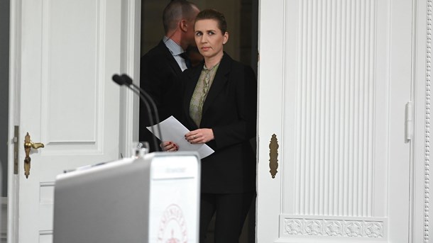 Statsminister Mette Frederiksen slog til pressemødet fast, at strategien er at sikre, at covid-19 ikke breder sig så hurtigt, at sundhedsvæsnet bryder sammen. 