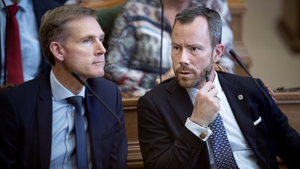 Dansk Folkepartis formand, Kristian Thulesen Dahl, og Venstres formand, Jakob Ellemann-Jensen, langer ud efter statsminister Mette Frederiksen (S).