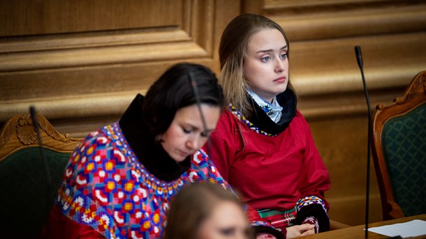 Aki-Matilda Høegh-Dam (SIU) og Aaja Chemnitz Larsen (IA) har rost aftale om ligeløn mellem betjente i Grønland og Danmark. Aftalen bygger på forfejlet forestilling, skriver studerende.