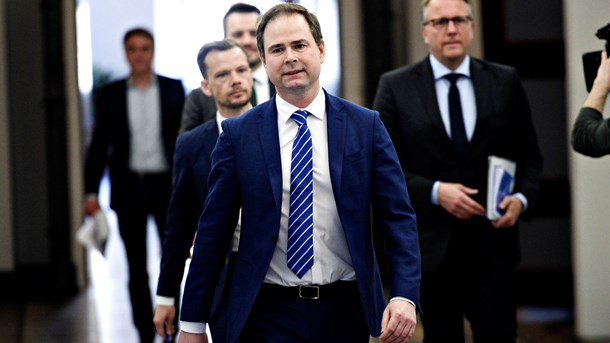 Finansminister Nicolai Wammen, beskæftigelsesminister Peter Hummelgaard og skatteminister Morten Bødskov på vej til pressemødet torsdag, hvor scenarierne blev lagt frem.