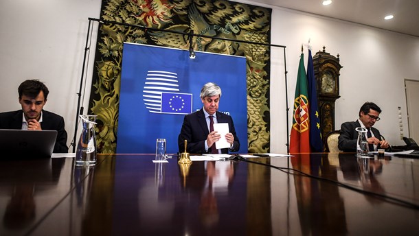 Formanden for gruppen af euro-lande, Portugals finansminister, Mário Centeno, ledte videomødet mellem EU's finansministre fra den portugisiske hovedstad Lissabon.