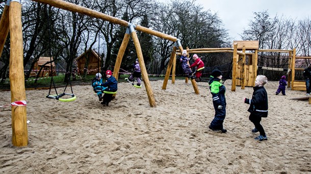 Sikkerhed i børneinstitutioner skal ikke opnås ved at overbeskytte og fjerne al risiko, skriver Claus Holm. 