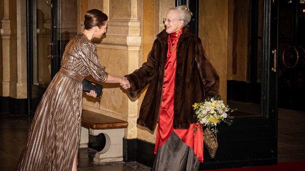 Dronningen får nu restaureret sit dessertbestik fra 1800-tallet på Folketingets og regeringens regning. Her hilser statsminister
Mette Frederiksen (S) på dronning Margrethe i Det Kongelige
Teater, hvor regeringen markerede 100-året for Genforeningen med en
gallaforestilling.