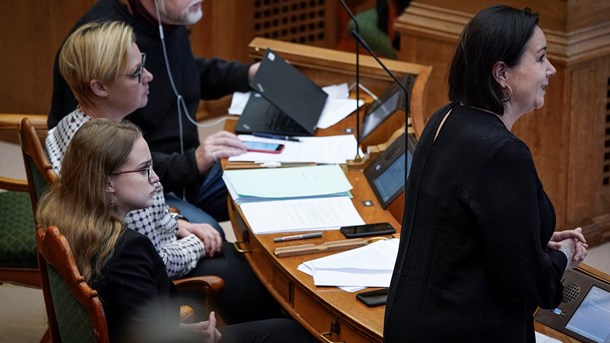 Lønløft for anstaltsbetjente i Grønland er et skridt i den rigtige retning. Aki-Matilda Høegh Dam (SIU) og Aaja Chemnitz Larsen (IA) skal kæmpe videre, skriver studerende.