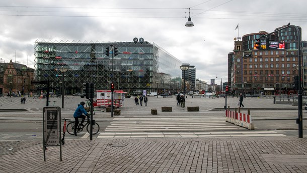 Forbuddet mod at forsamles mere end ti mennesker på en gang bliver forlænget til 11. maj. 