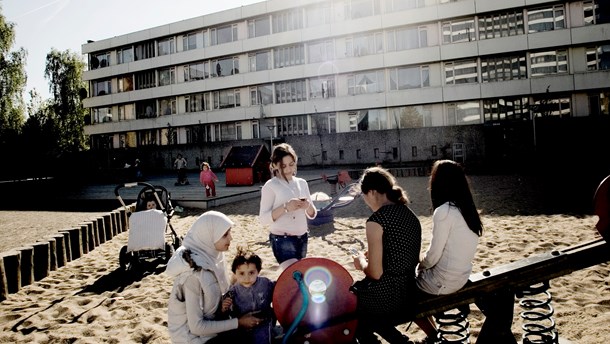 Noget tyder på, at der er en overrepræsentation af covid-19-smittede blandt socialt udsatte på globalt plan, skriver Halima El Abassi og Knud Aarup.