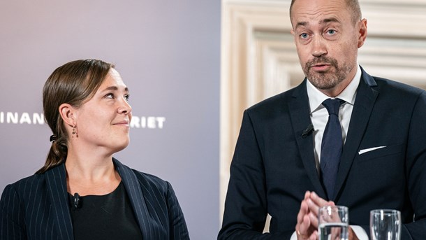 Social- og indenrigsminister Astrid Krag leder forhandlingerne om en nødpakke til særligt sårbare, men sundheds- og ældreminister Magnus Heunicke deltager også. 