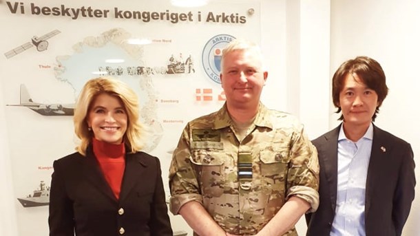 USA's ambassadør til Danmark, Carla Sands (t.v.) sammen med chefen for Arktisk Kommando, generalmajor Kim Jesper Jørgensen (i midten) og USA's særlige udsending til Grønland og kommende konsul, Sung Choi (t.h.) i Arktisk Kommandos hovedkvarter. 