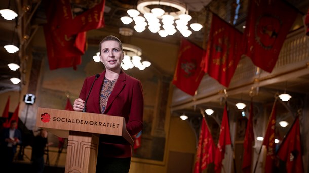 S-formand Mette Frederiksen i historiske rammer på Arbejdermuseet, men uden publikum. 