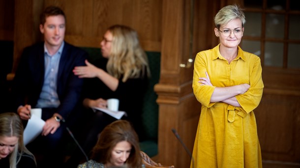 Undervisningsminister får bred kritik for at insistere på nationale test