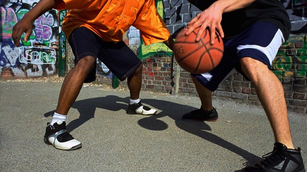 Normale indendørs idrætsgrene som basket, volley og håndbold har brug for nye retningslinjer til at finde fodfæste på udendørsarealer, mener Cecilia Lonning-Skovgaard & Flemming Steen Munch.