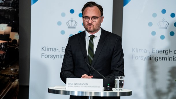 Klima-, energi- og forsyningsminister Dan Jørgensen (S) har åbenbart fortrudt aftalen om antallet af vindmøller på land i 2030, skriver professor.