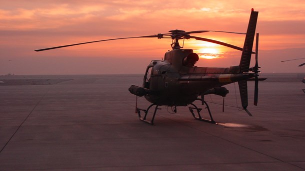 Fennec-helikopter i solnedgang i Irak i 2008.