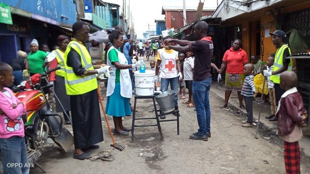 Røde Kors instruerer i håndvask i en af verdens største slumbyer, Kibera i Kenyas hovedstad, Nairobi.