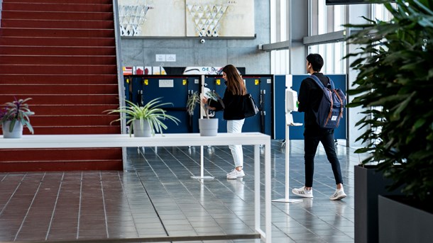 Det har stor betydning, ikke mindst psykologisk og socialt for eleverne, at de igen kan opleve den fysiske tilknytning til skolen, skriver debattører.