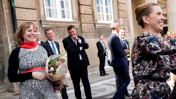 Kulturminister Joy Mogensen (S) ses her bag statsministeren ved regeringsdannelsen sidste sommer.