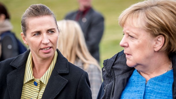 Mette Frederiksen havde nok håbet, at kansler Merkel ville insistere på kun at give lån til Sydeuropa, men sådan gik det ikke. Her ses de to til nordisk topmøde i Reykjavik sidste år. 