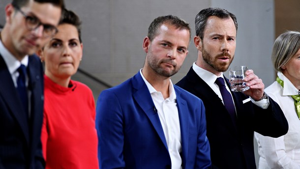 Regeringens overlegenhed har ført oppositionen sammen. Pludselig leger de radikale med Venstre, men også med Dansk Folkeparti og Nye Borgerlige, skriver Jarl Cordua.