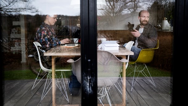 Mange danskere har oplevet konsekvenserne af social distancering under coronakrisen. Det giver anledning til at overveje, hvordan vi møder udlændinge, mener Velkomstalliancen. 