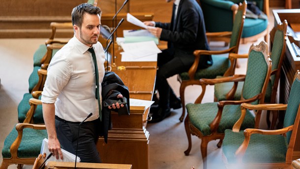 Erhvervsminister Simon Kollerup (S) har stillet et ændringsforslag til hasteloven om en whistleblowerordning, der skal give godtgørelse til de ansatte, der oplever arbejdsmæssige konsekvenser efter en anmeldelse af deres arbejdsgiver.