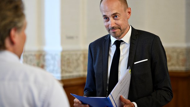 Sundhedsminister Magnus Heunicke (S) kritiseres for ikke at komme med en plan for, hvordan aflyste konsultationer og operationer skal indhentes.